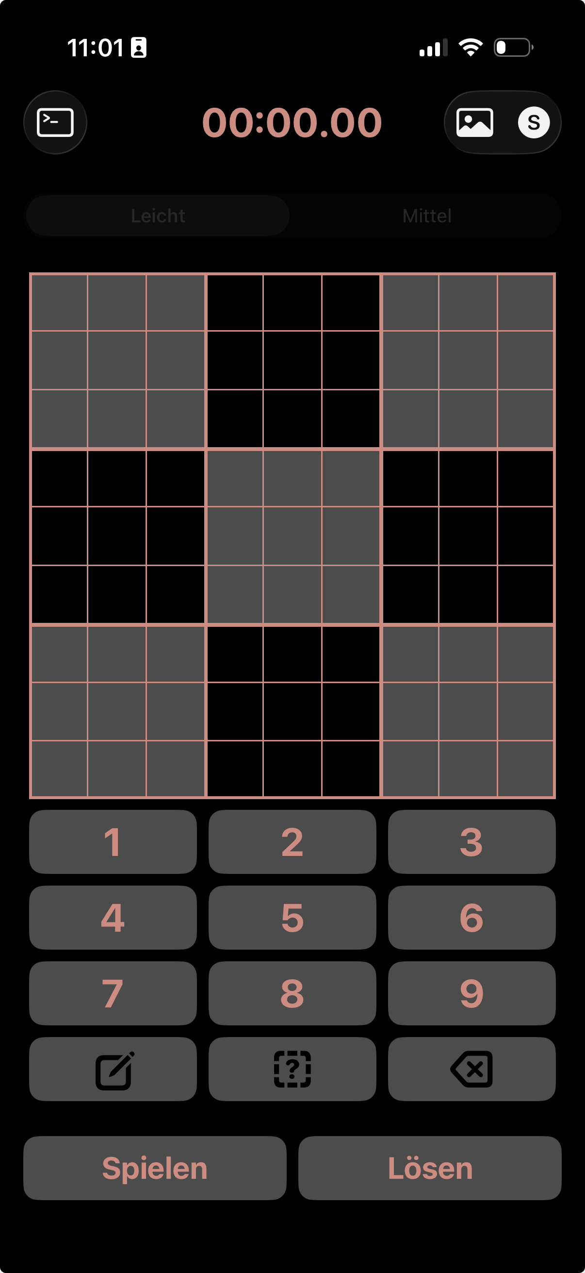 Loesemodus von Sudoku Solver mit leerem Sudoku-Gitter, Foto-Schaltflaeche und Loesen-Taste